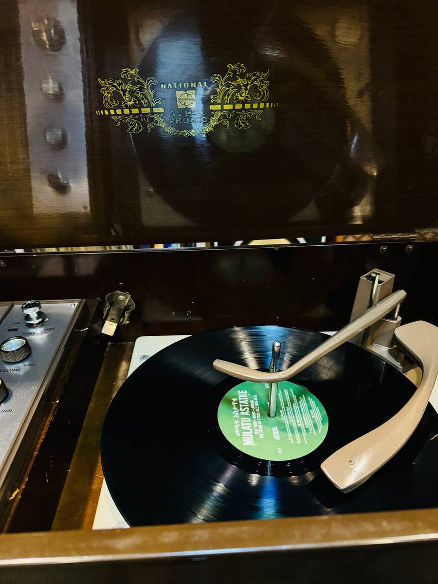 🟣 1970'S NATIONAL SUPER PHONIC VINTAGE RECORD PLAYER  WITH LEGS 🟣

FOR SALE 0912899205