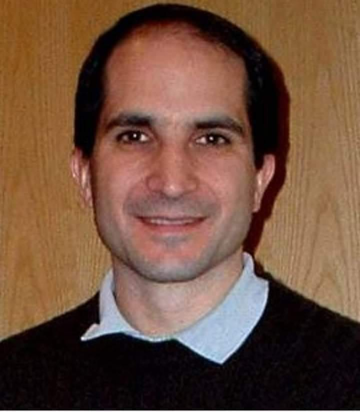 De Lo Que Nadie Habla:
Se llama Juan Maldacena y tiene apenas 50 años. Nació en el barrio porteño de Caballito y hoy está en la tapa de varios diarios del mundo porque ganó el Yuri Milner que es un premio a las investigaciones sobre física que otorga tres millones de dólares, un