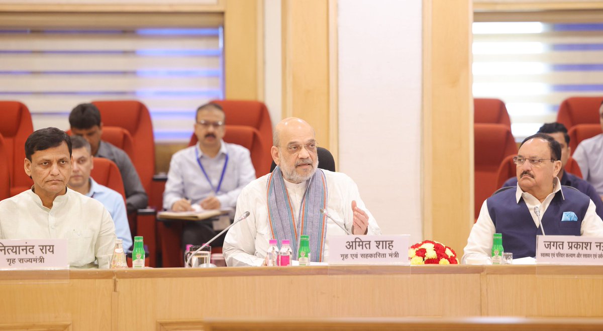 CMOMaharashtra's tweet photo. नवी दिल्ली | विज्ञान भवन येथे केंद्रीय गृहमंत्री @AmitShah यांच्या अध्यक्षतेखाली 'डावी कडवी विचारसरणी क्षेत्रातील सुरक्षा व विकास' या विषयावर आयोजित आढावा बैठकीत मुख्यमंत्री @mieknathshinde सहभागी झाले.

महाराष्ट्राने गेल्या १० वर्षांत  नक्षलवादाविरोधात सातत्याने कठोर कारवाई केली आहे. राज्यात डाव्या विचारसरणीच्या नक्षलवादी कारवायांना तोंड देण्यासाठी तसेच नक्षलग्रस्त भागातील स्थानिक रहिवाशांचा विश्वास जिंकण्यासाठी आरोग्य, शिक्षण आणि रोजगाराच्या योजनांची यशस्वी अंमलबजावणी महाराष्ट्र शासनाने केली आहे. माओवाद्यांची पुरवठा साखळी तोडण्यात महाराष्ट्राने मोठे यश मिळवले असून प्रथमच उत्तर गडचिरोली सशस्त्र माओवाद्यांपासून मुक्त झाले आहे, त्यामुळे या भागात भीती आणि दहशतीवर मात केली आहे, असेही मुख्यमंत्री श्री. शिंदे यांनी या बैठकीत सांगितले.

केंद्र - राज्य समन्वयाने देशातून नक्षलवादाचे समूळ उच्चाटन केले जात आहे, आज केंद्रीय गृहमंत्री अमित शाह यांनी या बैठकीत सुचविलेल्या उपाययोजनांची राज्यात प्रभावीपणे अंमलबजावणी केली जाईल, असेही मुख्यमंत्री म्हणाले.