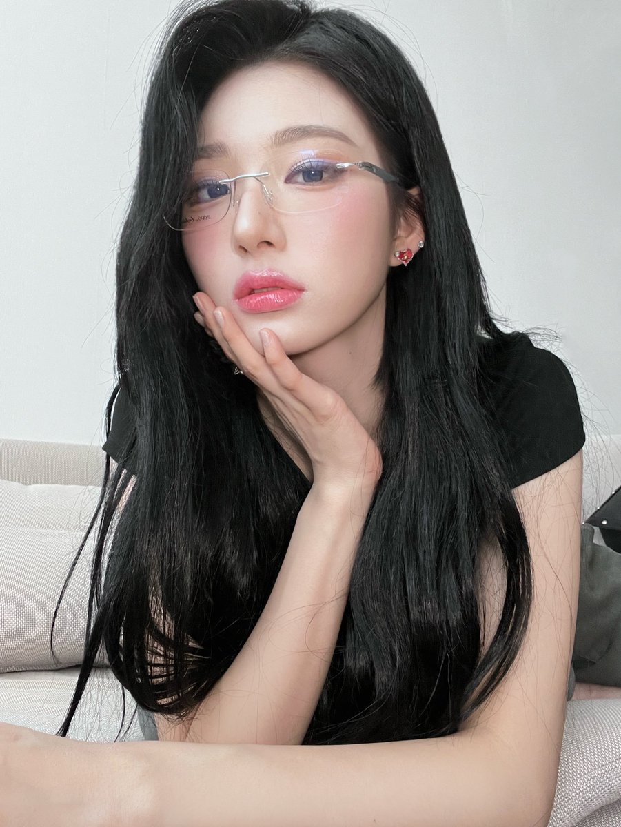 N4KY0UNG's tweet image. she's fucking crazy