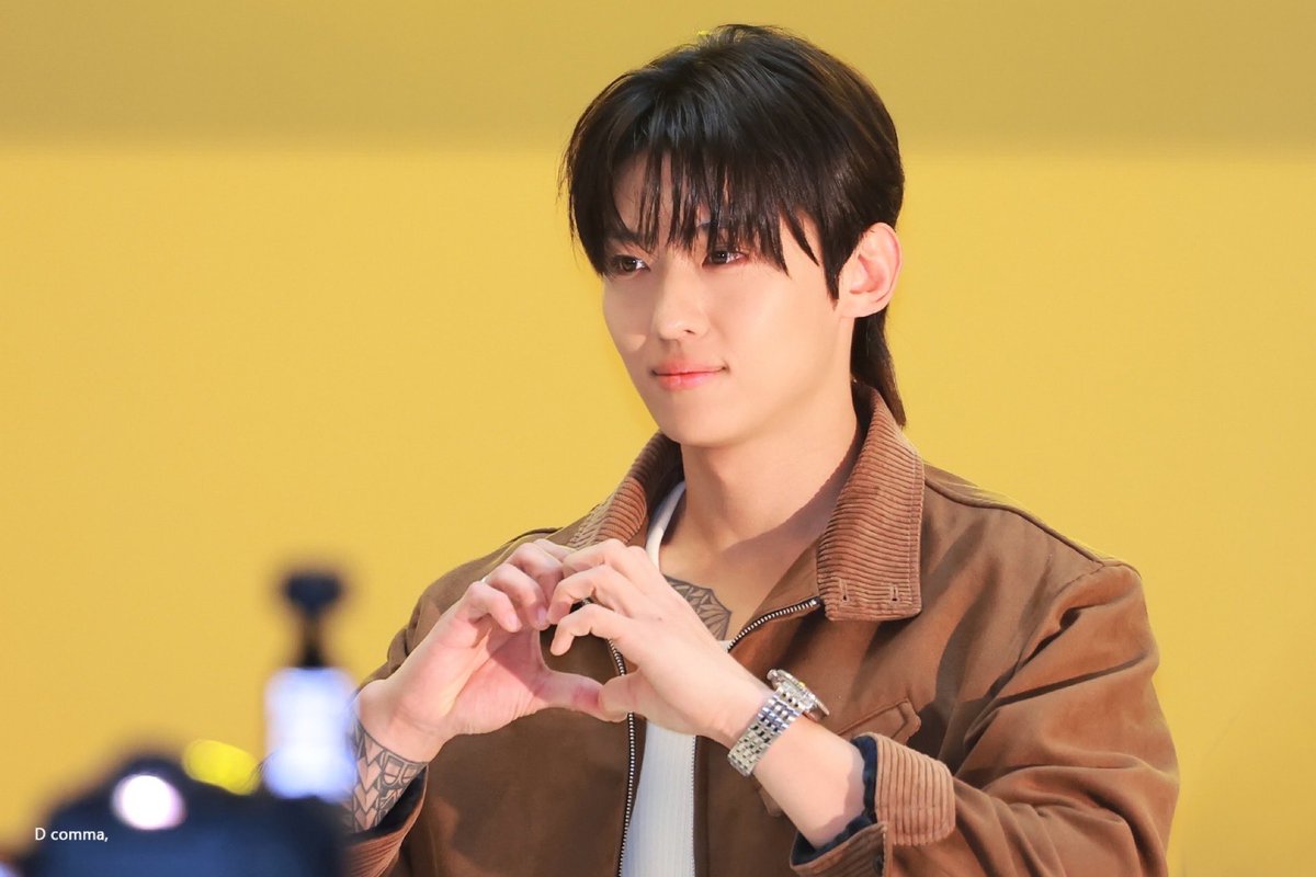 241007 #덱스 #DEX #김진영

김진영씨는 피부가 너무 좋아서 보정할 게 없어요
원본 크롭 수준임