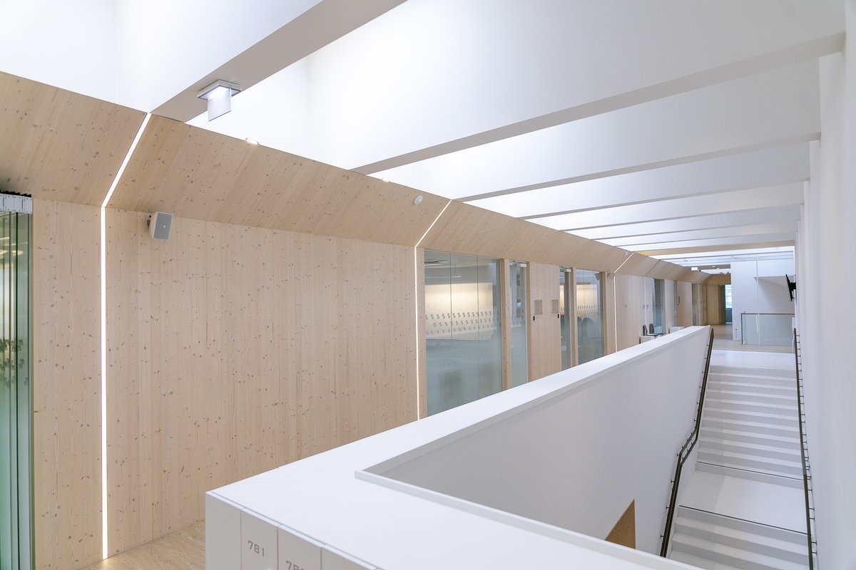 Arhitekts Otts Alvers dalās pieredzē, kā dabiskā gaisma uzlabo skolēnu sniegumu un veicina veselīgu vidi mūsdienu skolās. Lasi par Tallinas skolas projektu šeit: archidea.lv/lv/news/articl… #Arhitektūra #DabīgsApgaismojums #Logi