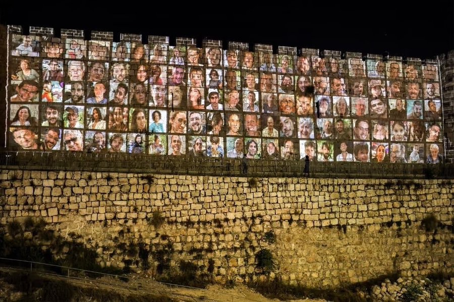 7 octobre. Il y a un an les images insoutenables de l’attaque terroriste en Israël nous sidéraient. Aujourd’hui commémorons les victimes de ce massacre et exigeons la libération des otages.
