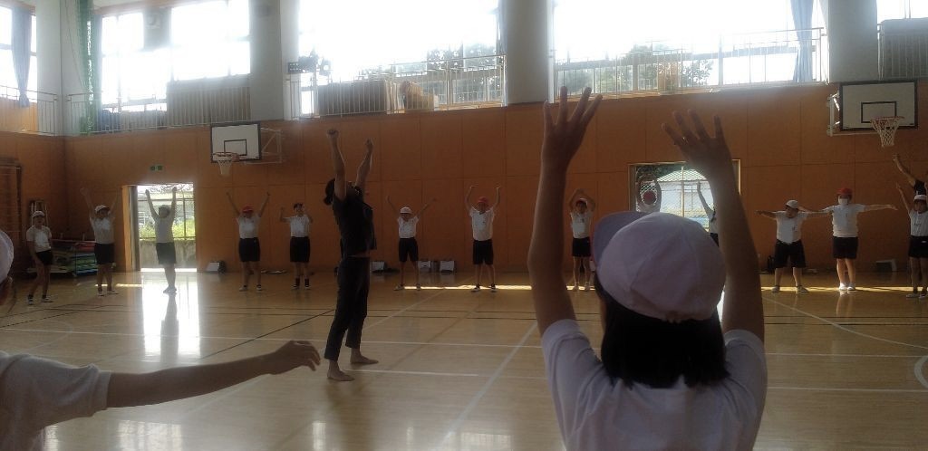 ThisIsShun's tweet photo. 木更津市立中郷小学校様の100周年記念に特別授業を行わせて頂きました。

100周年という記念にお呼び頂いた事とても光栄に思います。

ショーケースではデモンストレーションを行った後に… https://t.co/H6gvgcFrUB