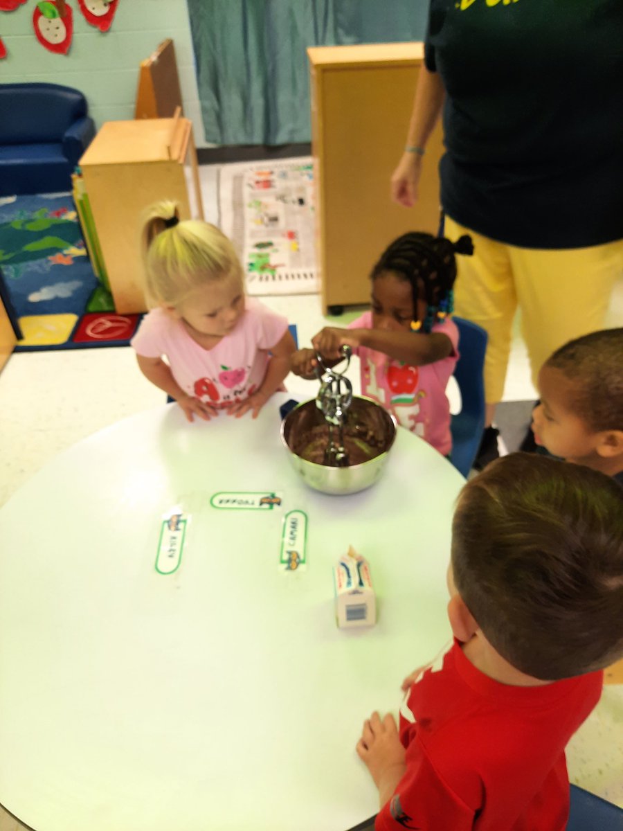 cortazar_lisa's tweet photo. "D" is for making "dirt"! With gummy worm!
#WeAreCUCPS #ccesdukes
#cookinginPreK https://t.co/wu9JjPaFKs