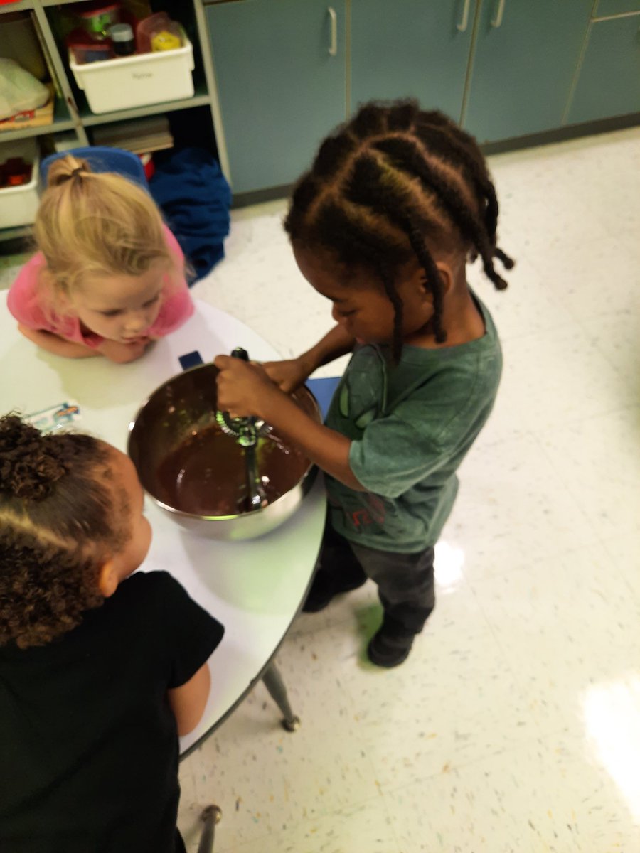 cortazar_lisa's tweet photo. "D" is for making "dirt"! With gummy worm!
#WeAreCUCPS #ccesdukes
#cookinginPreK https://t.co/wu9JjPaFKs