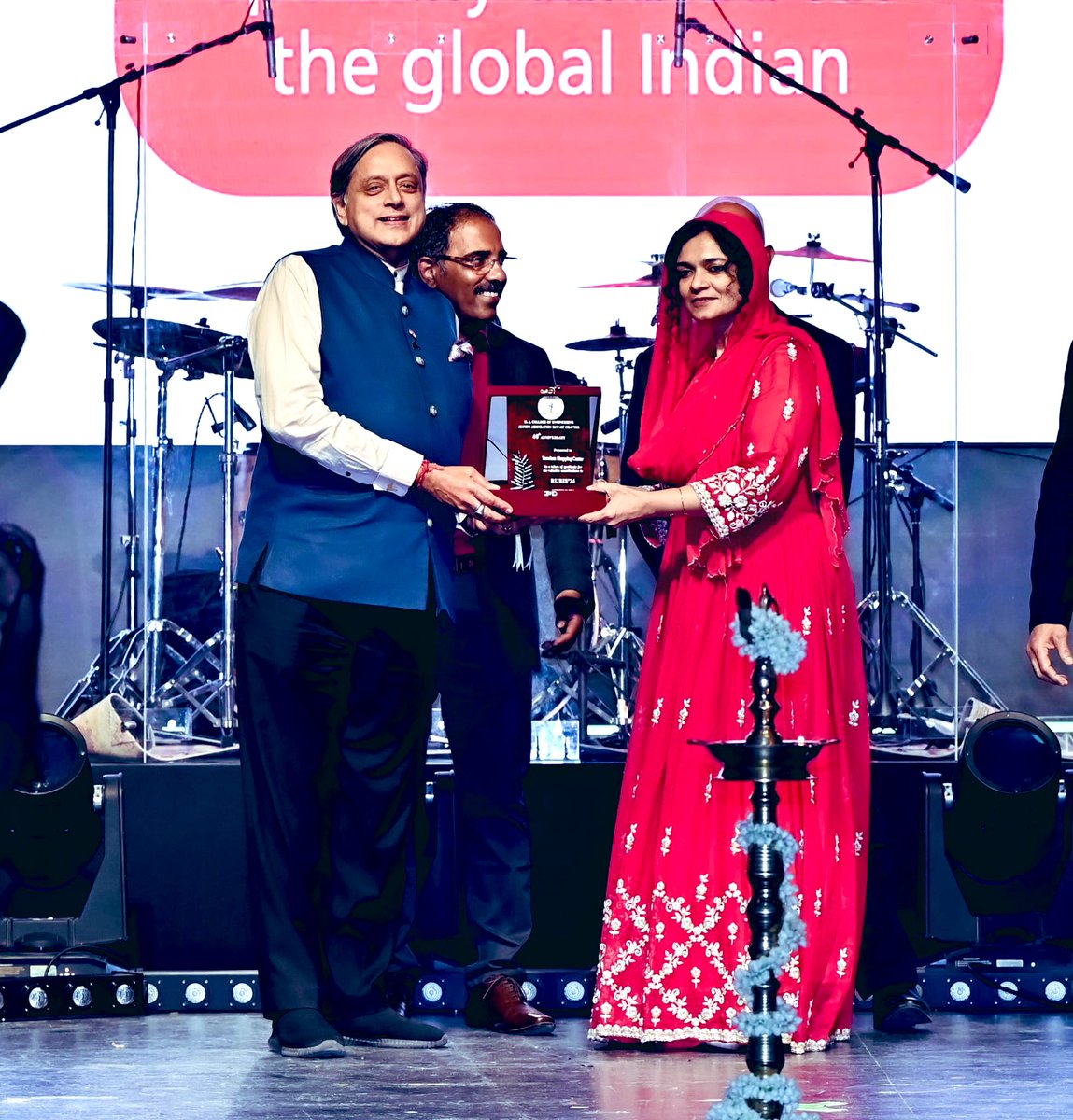 ShashiTharoor's tweet photo. Wonderful to see 1000 engineers and their families gathered in Kuwait for a joyous celebration. Expatriate Indians, especially from Kerala, have done so much to build Kuwait and thrive amid its prosperity. https://t.co/aqb7IlF7CA