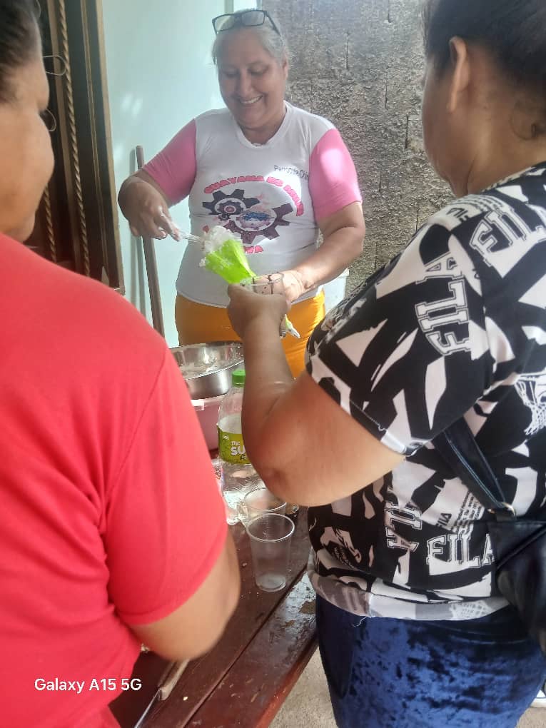 oritsy74's tweet photo. Innovando y creando nuevas recetas desde la parroquia Chirica con este taller de ricos helados cremosos.

#PuebloSonrienteYEnPaz

@NicolasMaduro @OviedoPSUV https://t.co/bSZZtB3gSg