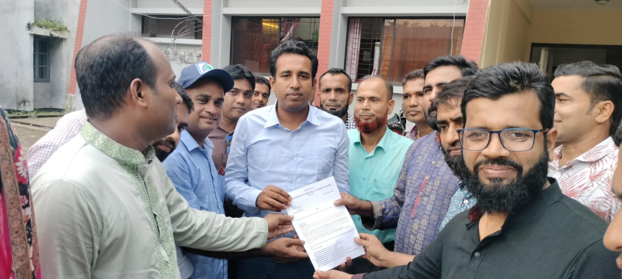 নড়াইলে ১০ম গ্রেডে বেতন বাস্তবায়নের দাবিতে সরকারি প্রাথমিক বিদ্যালয়ের সহকারি শিক্ষকদের মানববন্ধন