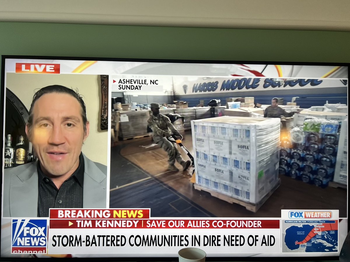 PeterHamby's tweet photo. Fella on Fox News complaining about lack of state and federal help in North Carolina as we see troops in the split screen delivering help. 

New York City-based Fox News also messes up the location on the b-roll. That’s Spruce Pine, not Asheville. Great stuff everyone. https://t.co/JGzJ4y86Qw