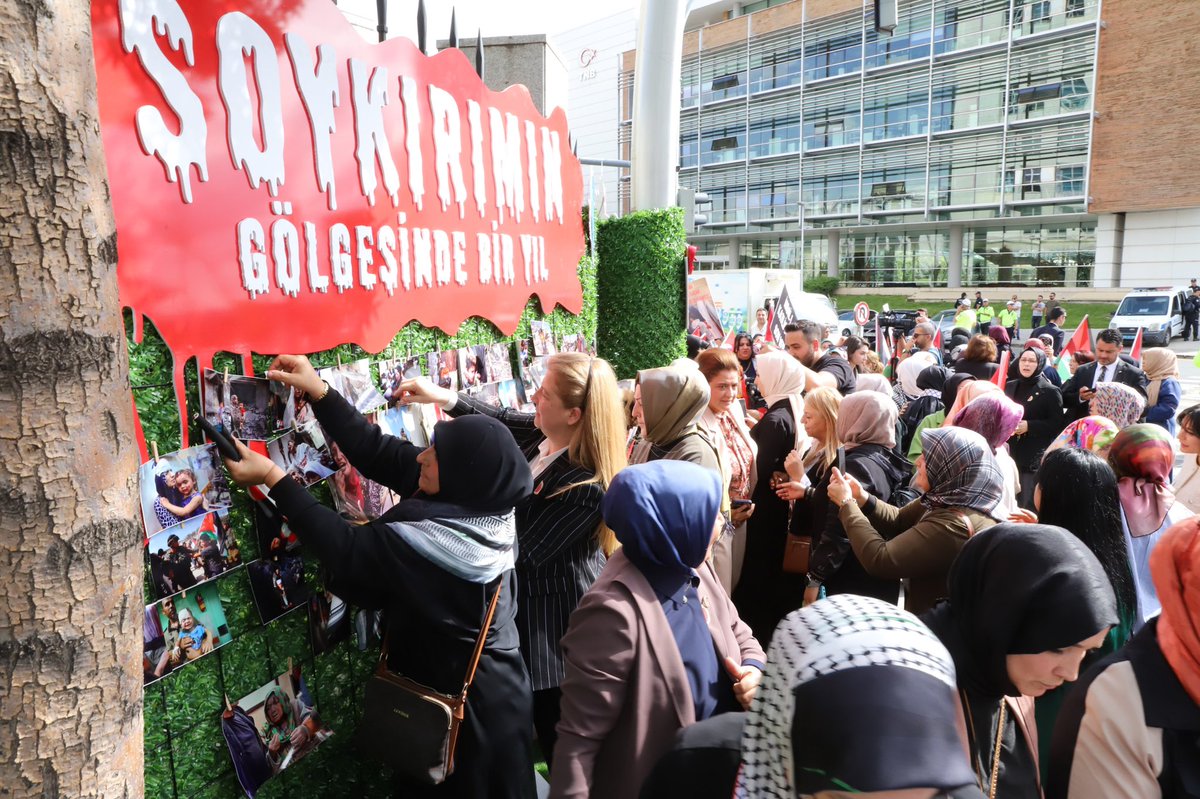 “Soykırımın Gölgesinde Bir Yıl”

İsrail'in 1 yıldır düzenlediği katliamlarda 17 bini çocuk, 11 bin 378’i kadın olmak üzere 41 bin 615 Filistinli hayatını kaybetti, 96 bin 359 kişi yaralandı.

Genel Merkez Binamızda oluşturduğumuz duvar panosunda kaybettiğimiz canları andık.