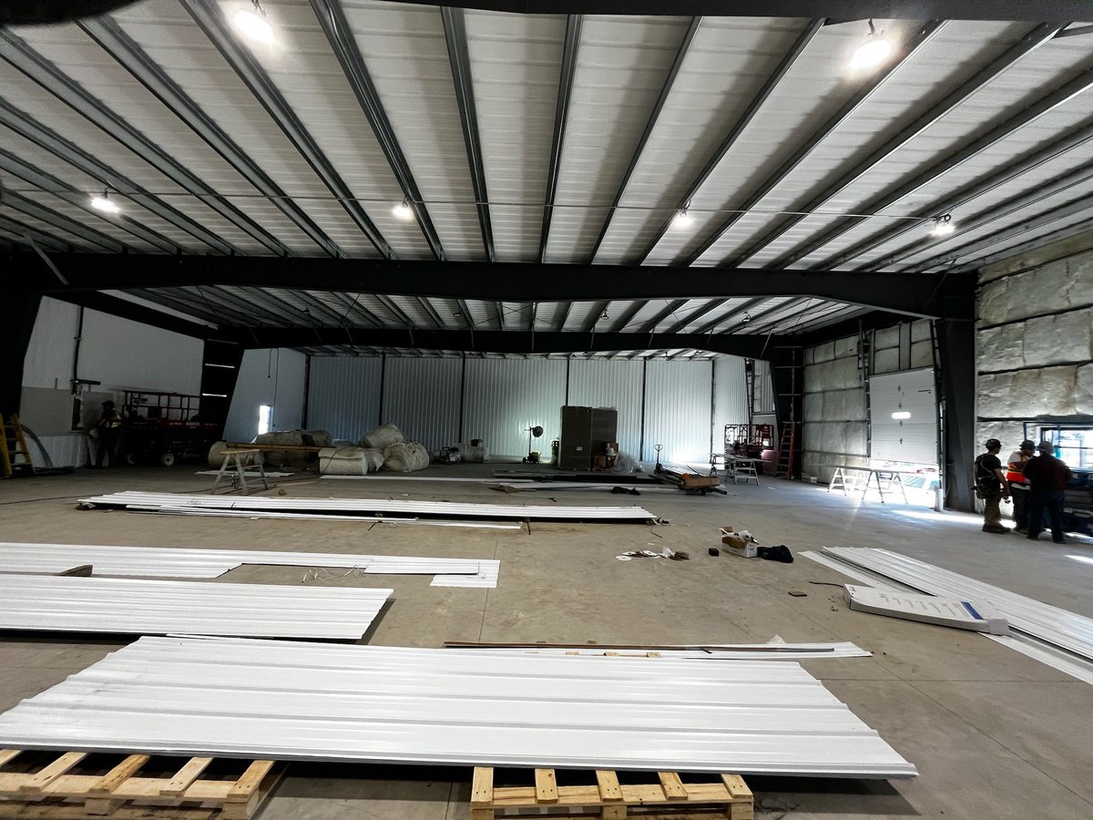 crane_steel's tweet photo. Raising the roof! (literally) 🙌 

Our project on 1st Street North is really starting to take shape.

#bdnmb #1stStreetN #Cranesteelstructures #commercial #builder #constructionmb https://t.co/3XIQUJsGci