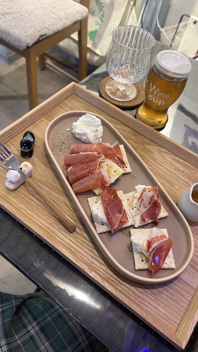 minowo's tweet photo. 一杯飲んで、店長さんの夢を聞いて、
ワタシは、相変わらずイキって語って
帰りました😊
常連さん2人も喋る事が出来たし、
4日目にて、最低限の展示が整いました笑
#いきものの光
#いきものの光展
#3人展 #三人展 #グループ展 #アート展
#千駄木 #アートカフェ #Cafeポリプス
#POLYPUS https://t.co/cW9CXu3Xqq