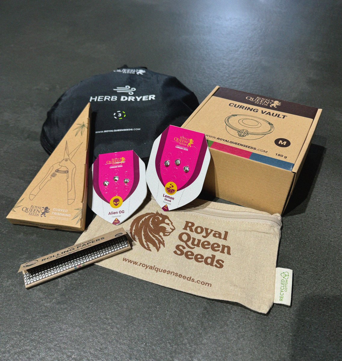 To celebrate the end of the season, I’m giving away the perfect drying/curing kit to one lucky grower! 💚 Follow us, RT and like this post, and tag as many friends as you want! Winner announced Monday, Oct 14th 🔥 HAPPY CROPTOBER! 🙌🏼🌱