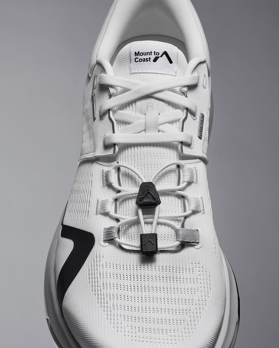 The TUNEDFIT Dual Lacing System is originally designed for ultrarunners, but now it has become the signature feature every runner loves most about the Mount to Coast R1. It offers customizable fit for the forefoot and midfoot separately, so your toes can relax and enjoy the ride.