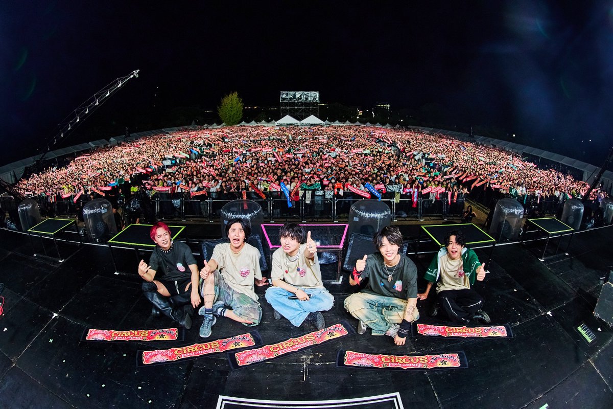 Novelbright_jp's tweet photo. 姫路城三の丸広場野外ワンマンライブ
2日間の集合写真です。お納めください。
最高の景色をありがとうございました！！ https://t.co/NiSzcb4f80