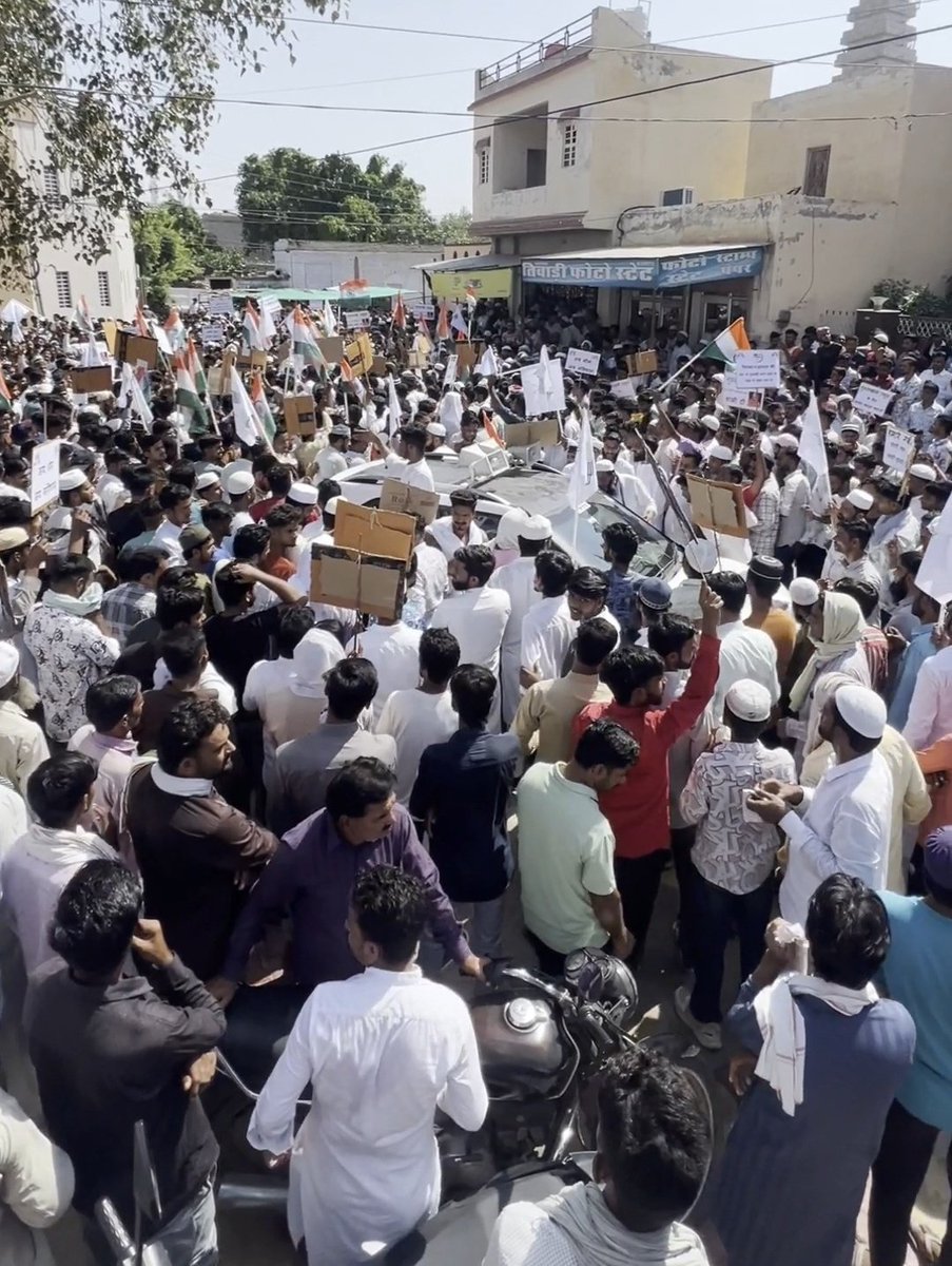 AltafZia1's tweet photo. नोहर राजस्थान में आज हमने क्षेत्र की जनता के साथ मिलकर प्रशासन को #YatiNarsinghanand के खिलाफ सख्तकार्रवाई करने के लिए ज्ञापन सौंपा है ये गिरफतार तो हो चुका है मगर सिर्फ साधारण मुकदमे में गिरफ्तारी से काम नहीं चलेगा इनकी असली जगह आजीवन जेल है, ऐसे लोग सभ्य समाज में रहने लायक नहीं https://t.co/aIQnFzcPTw