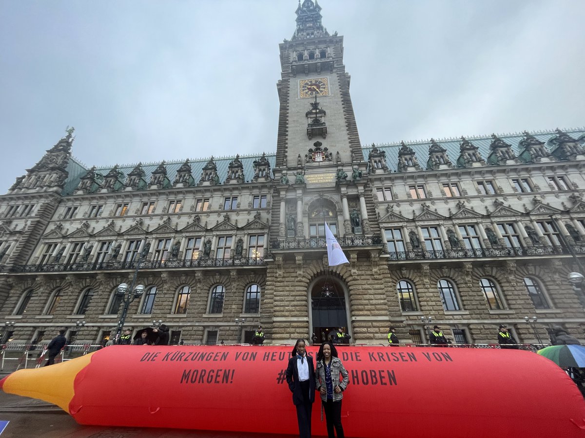 ONEDeutschland's tweet photo. Moin! #ONEActivists sind auf der Hamburg Sustainability Conference und diskutieren die Agenda 2030. Gemeinsam mit @SaveTheChildren setzen sie ein Zeichen gegen die geplanten Kürzungen der Etats für Entwicklungszusammenarbeit und Humanitären Hilfe. #HSC24 #LuftNachOben https://t.co/K4VHV3t6Ln