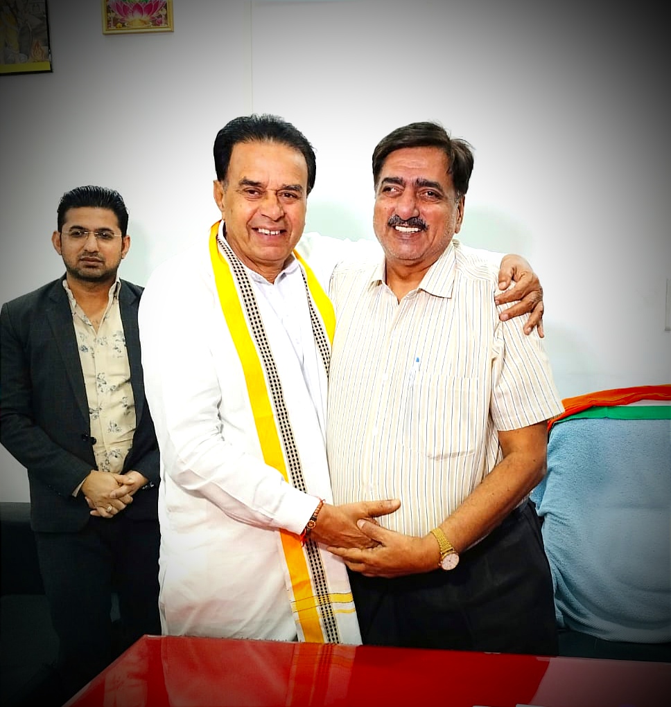 A1TVOfficial's tweet photo. राजस्थान सरकार के कानून मंत्री @JogarampatelMLA से @A1TVOfficial के चैनल हेड @LodhaAnil और CEO @utkarshlodha_A1 ने की मुलाकात 
@BhajanlalBjp @KumariDiya @DrPremBairwa @madanrrathore @BJP4Rajasthan #jogarampatel #a1tv #jaipurNews #RajasthanNews https://t.co/hVjHaCFFZd