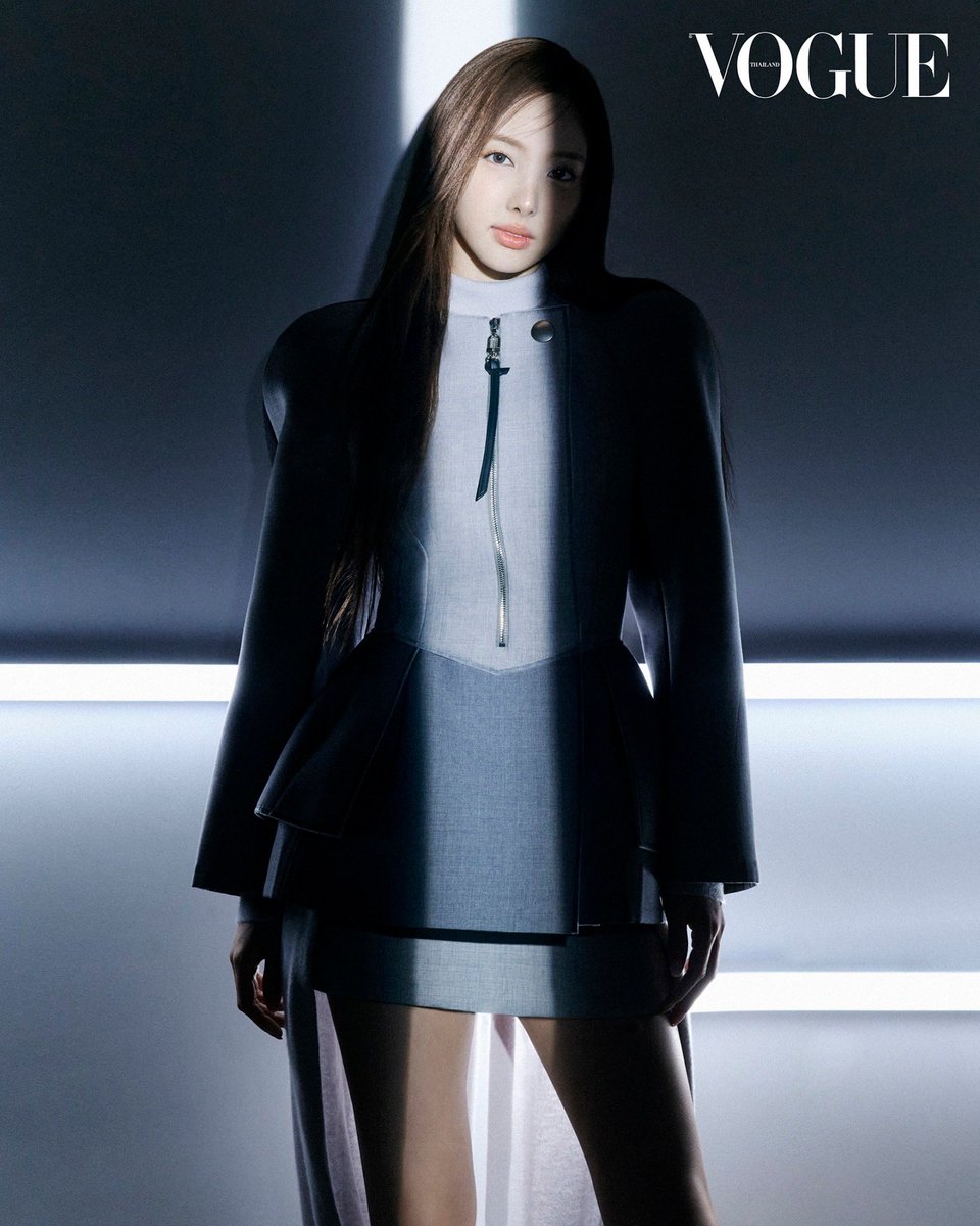 VogueThailand's tweet photo. #VogueThailandOctober2024 “อะไรเป็นแรงบันดาลใจให้คุณก้าวเข้ามาเป็นศิลปิน และจุดไหนที่คุณรู้สึกว่าได้ทําความฝันสําเร็จแล้ว”
.
Nayeon: ฉันเป็นคนชอบฟังเพลงมาตั้งแต่เด็ก ศิลปินเกาหลีรุ่นก่อนๆ หลายคนค่อนข้างมีอิทธิพลกับฉัน เมื่อมองย้อนกลับไป ฉันพบว่าการร้องเพลงและเต้นไปรอบๆ บ้านตอนฉันยังเด็กนั้น ส่งอิทธิพลกับการเป็นฉันในวันนี้อย่างมาก
.
เตรียมติดตามแฟชั่นเซ็ตเต็มและบทสัมภาษณ์ของนายอนได้ในนิตยสารโว้กประเทศไทยฉบับเดือนตุลาคม 2024 วางแผงทั่วประเทศเร็วๆ นี้ #VogueTHxNayeon
.
ช่างภาพ: MOK JUNGWOOK 
สไตลิสต์: OH SOYUL @_soyulll
นางแบบ: Nayeon วง TWICE 
แต่งหน้า: Wonjungyo @ Bit & Boot 
ทําผม: Lee Iljung 
ผู้ช่วยทําผม: Park Yesol
ช่างวิดีโอ: Lee Jinuk 
ผู้ช่วยช่างวิดีโอ: Jeon Yunjin และ Lee Soonjoon
ดําเนินงาน: Kelly Suh 
ผู้ช่วยดําเนินงาน: Indigo Choi
โปรดักชั่น: a_project 
อํานวยการผลิต: กุลวิทย์ เลาสุขศรี