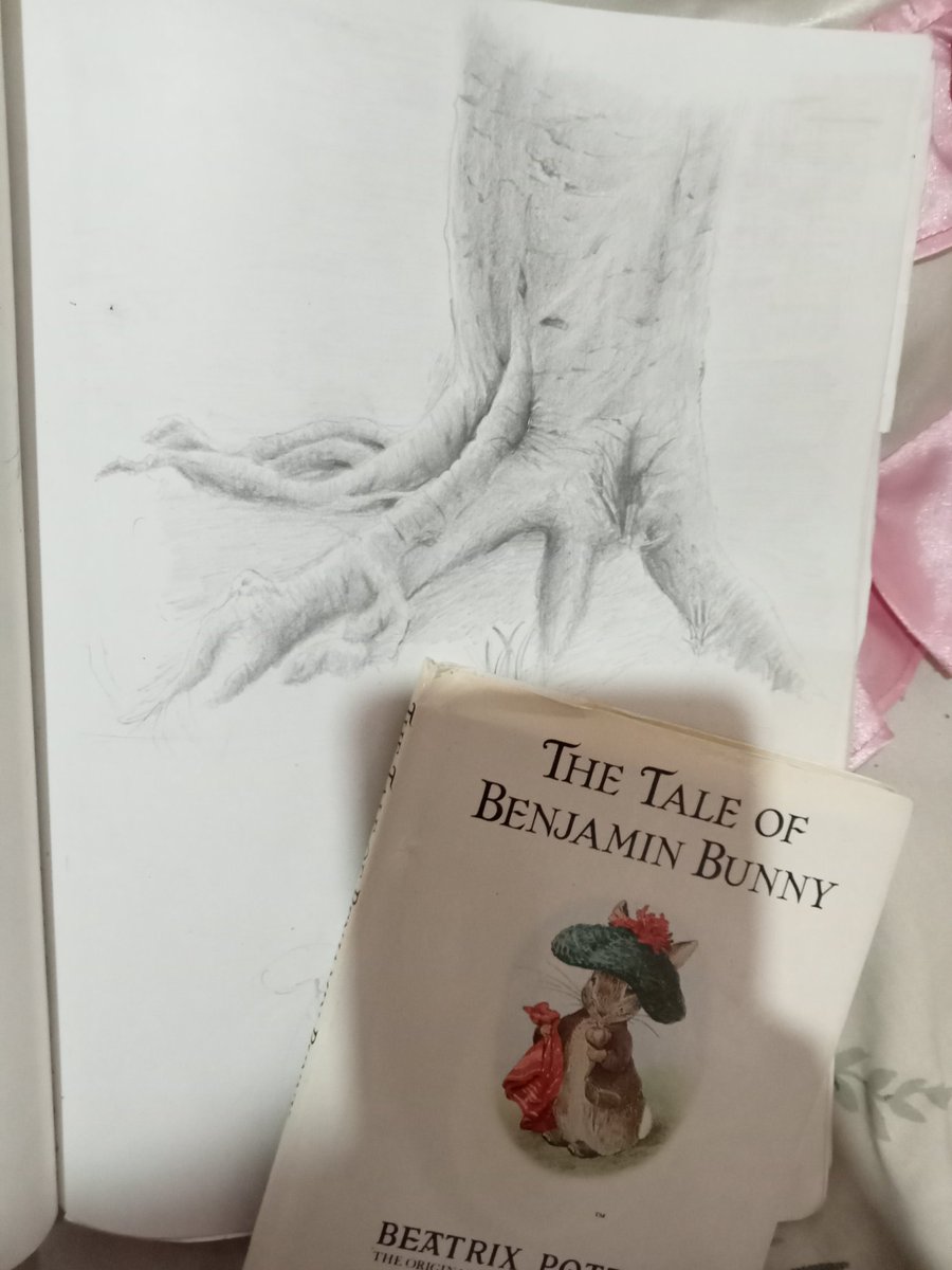 IRLSophieSephy's tweet photo. I found a Beatrix Potter book &amp; remembered how much it influenced my sketching. 

All the Jeidos are gathering around the nature sketches 🥺🥺 They want all the art supplies

#twistedwonderland #jadeleech #disneytwistedwonderland #ディズニー ツイステッドワンダーランド #anime https://t.co/pTQ7fOYpUG