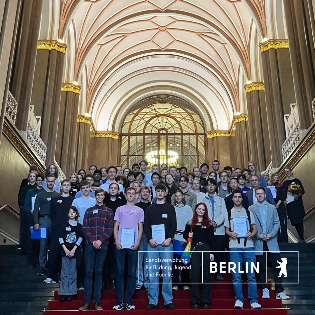Heute werden im Roten Rathaus 58 Berliner Schüler/-innen für ihre herausragenden Leistungen in #MINT-Wettbewerben geehrt.🎉 Senatorin Katharina Günther-Wünsch zeichnet ebenso zwei engagierte Lehrkräfte aus, die sich besonders für die Wettbewerbsbetreuung eingesetzt haben.🤝1/2