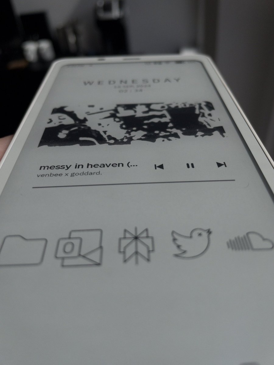 anabology's tweet image. This has been a game changer for me for scrolling + reading. Boox Palma - it’s an e ink android ‘tablet’ (no SIM). Smart phone shaped and super light. Once I’m home, my phone goes away and I use only this.

I put twitter on here and it’s much easier to put down / switch to…