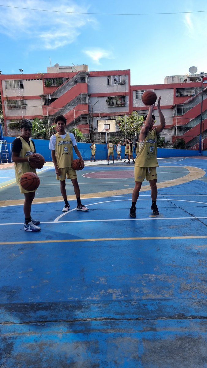 Este lunes por la mañana, nuestro equipo, Libertadores de Caracas se reunió temprano, enfocados en los nuevos retos que se avecinan. Aquí se trabaja para mejorar día a día, y cada gota de sudor cuenta. Vamos con todo 🔥