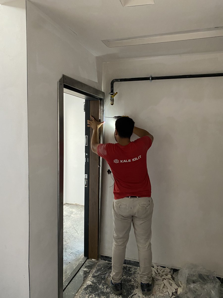samsunakmanyapi's tweet photo. Akman Yapı “Başak Life 15” projemizin çelik kapılarının ve bina giriş merdiven korkuluklarının montajları yapıldı. 

Projemizin inşaat uygulamaları @akmanmimarliktasarim (Akman Mimarlık Tasarım) ve @mimarenesakman (Mimar Enes AKMAN) danışmanlığı  ve kontrolünde devam ediyor. 
+++ https://t.co/nKRSLzuMUN