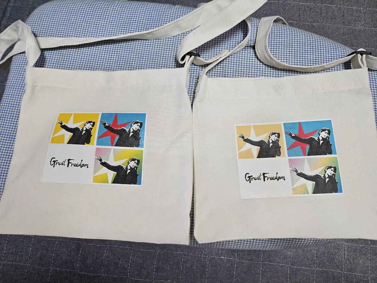 relay0707's tweet photo. #greatfreedom  長崎スタジアムシティでのLIVEに持っていこー��なー🥰娘っちの分も作ってみた、貼り付けただけだけどね～、公式なグッズこういうの欲しかったな～せっかくカッコイイ、イラスト？写真？だったのに～ꉂ🤣𐤔
#福山雅治
#BROS1991 https://t.co/ajyVhpYhDY