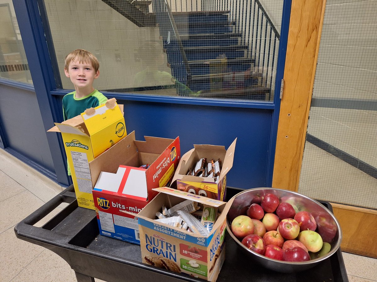 My snack cart helper today. Bringing snacks to hungry students. <a href="/HRCE_NS/">Halifax Regional Centre for Education</a> @HRCEHealthPromo @HRCESchoolsPlus <a href="/madame_sheppard/">JShepps</a> <a href="/MsMichelleG1/">Ms.Michelle-Dartmouth NS</a> <a href="/MsMC_Kenna/">Christine McKenna</a> <a href="/mkavogirl/">Ms. Kavanaugh</a>
