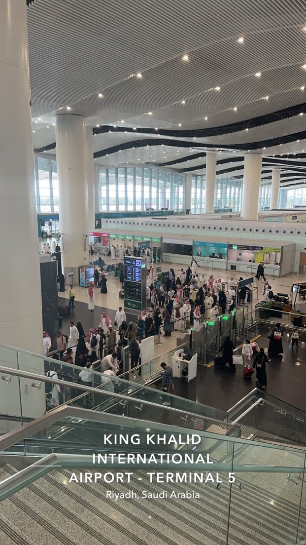 saudia_aviation's tweet image. حالة تكدس ‼️
 في نقطة الزام المسافرين بمطار الملك خالد بالرياض - للتأكد من الوزن ونوع التذكرة اذا كانت تشمل حقائب داخل الطائرة✈️

( وللاسف اجراءات كـ هذه دون وجود حلول و مراعاة وقت المسافر قد تسبب في فوات الرحلة واغلاق البوابة على المسافر )