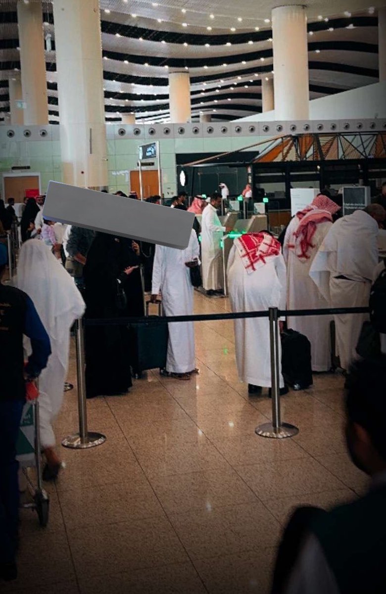 saudia_aviation's tweet image. حالة تكدس ‼️
 في نقطة الزام المسافرين بمطار الملك خالد بالرياض - للتأكد من الوزن ونوع التذكرة اذا كانت تشمل حقائب داخل الطائرة✈️

( وللاسف اجراءات كـ هذه دون وجود حلول و مراعاة وقت المسافر قد تسبب في فوات الرحلة واغلاق البوابة على المسافر )