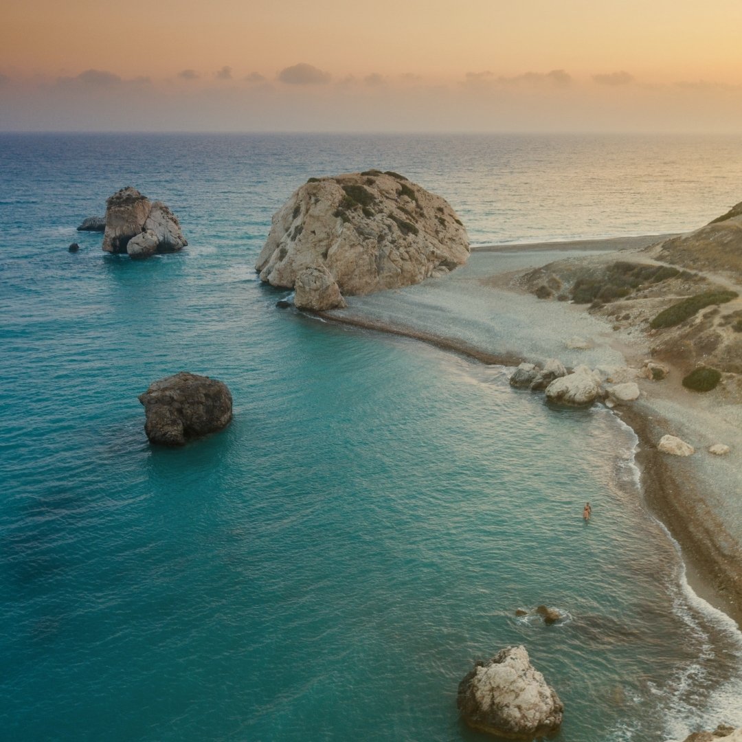 proximoriente's tweet photo. Este diciembre descubre Chipre: una isla llena de historia y leyendas. 🏺 8 días/7 noches recorriendo templos antiguos y playas doradas. 🌞 ¡Una salida única del 26 dic al 2 ene! 🌊 No te lo pierdas ➡️ https://t.co/WsNiTgyqpg #ViajesDeAutor https://t.co/sKqT8AgVAV