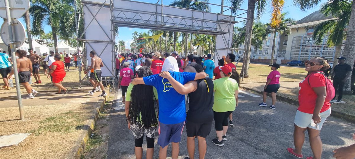 Urgences973's tweet image. Ce week end les urgences-SAMU 973, leurs amis et leurs familles ont couru pour luter contre le cancer! Pendant 24h ils se  sont relayés pour parcourir 214km!
 @laliguecancer @ars_guyane @CHCayenne973