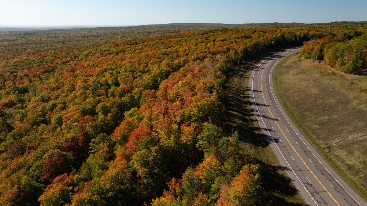 Visit_Keweenaw's tweet image. Fall colors in South Range looking near peak! Scenic drive this way for 1902 Tap and Grill, rockhounding at Agate Beach, or venture on for a pasty at Krupp&apos;s Mini Mart!

🍁 October 4, 2024 | South Range, MI
#PureMichigan #UPTravel #FallFilter