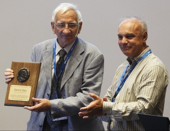 [ #RechercheLX I #PrixEcolePolytechnique ]

👏 Félicitations à Gérard Gary (X66) qui a été récompensé par le prix John Rinehart lors de la conférence DYMAT 2024 organisée à l’<a href="/ETH_en/">ETH Zurich</a> 🎉

Retrouvez l'actu➡️polytechnique.edu/actualites/ger…