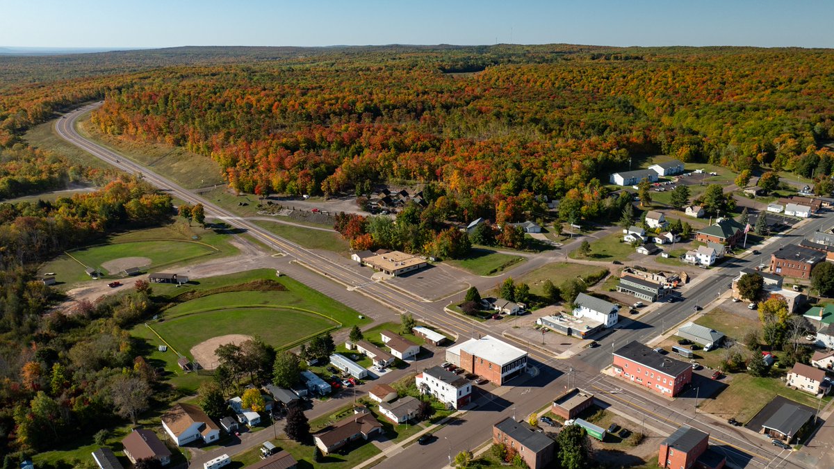 Visit_Keweenaw's tweet image. Fall colors in South Range looking near peak! Scenic drive this way for 1902 Tap and Grill, rockhounding at Agate Beach, or venture on for a pasty at Krupp&apos;s Mini Mart!

🍁 October 4, 2024 | South Range, MI
#PureMichigan #UPTravel #FallFilter
