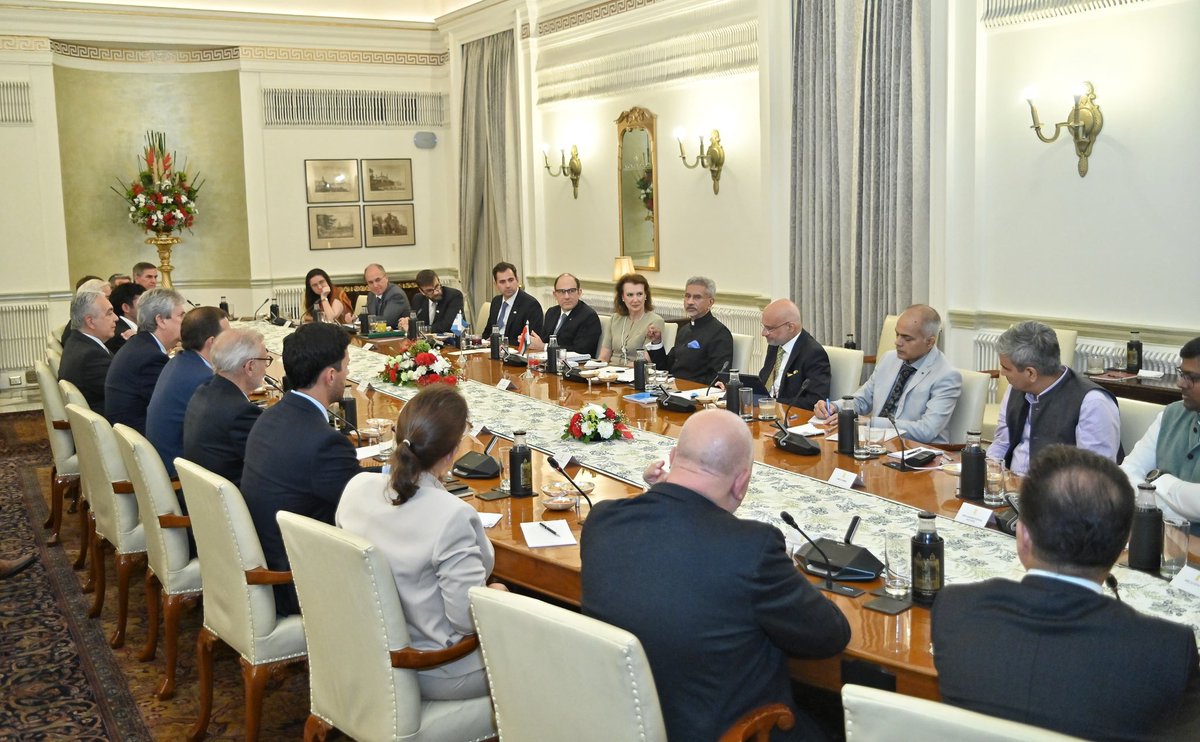 DrSJaishankar's tweet photo. Joined Foreign and Trade Minister @DianaMondino for a fruitful meeting with industry and business leaders from Argentina.

Discussed ways to expand our bilateral trade and investment partnership, including in the sectors of energy transition, minerals, health, agri - tech, defence and technology. 

Highlighted growing opportunities of collaboration with 🇮🇳 led by strong market mechanisms and a robust digital framework.

🇮🇳 🇦🇷