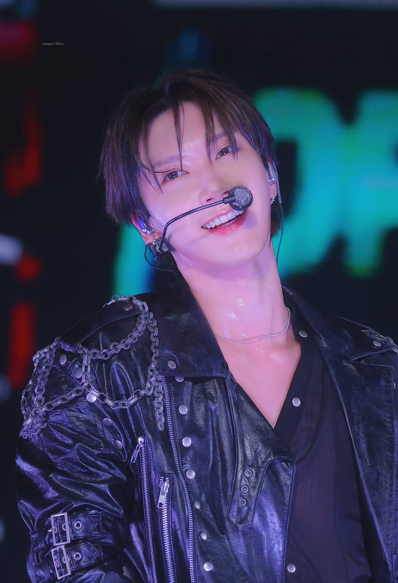 역대급 연한 공연메이크업 
너무 예쁘니까 영원히 계속 되길 . . .