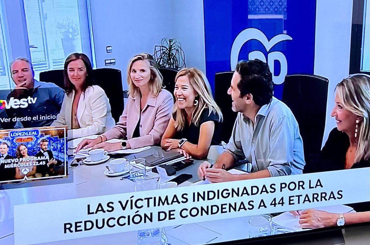 Tildes y Comas (@tildesycomas) on Twitter photo Lo que nos indigna a nosotros es que en <a href="/A3Noticias/">Antena 3 Noticias</a> no pongan comas.
Lo correcto: “Las víctimas, indignadas por la reducción…” Lo que nos indigna a nosotros es que en <a href="/A3Noticias/">Antena 3 Noticias</a> no pongan comas.
Lo correcto: “Las víctimas, indignadas por la reducción…”