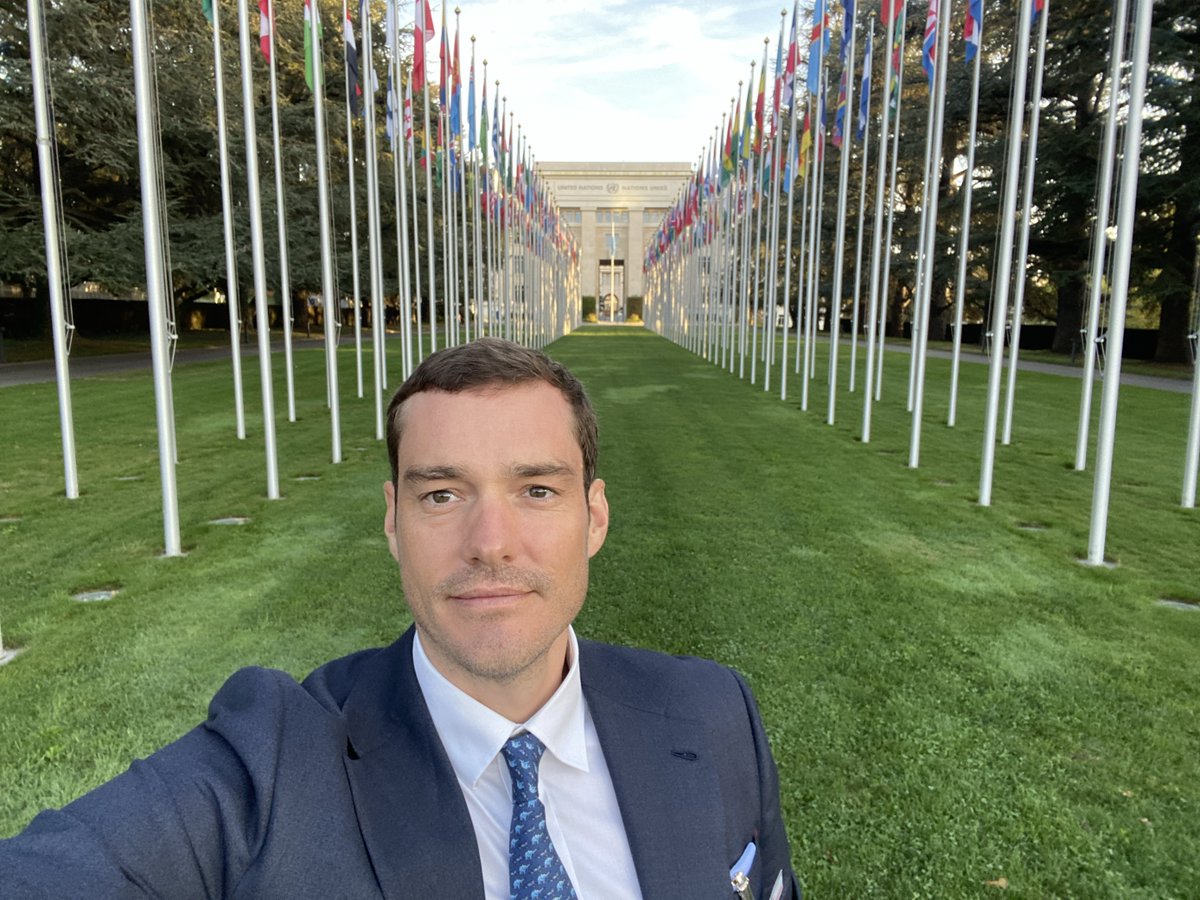 dzbank's tweet image. Ein gebürtiger Brite, der für ein deutsches #Finanzinstitut in Singapur arbeitet – und dabei Beziehungspflege auf höchstem Niveau betreibt. Wie unser Kollege Adam Cotter für die #dzbank Brücken baut, erzählt er hier: t.ly/OrNPn #FutureStrong #Karriere