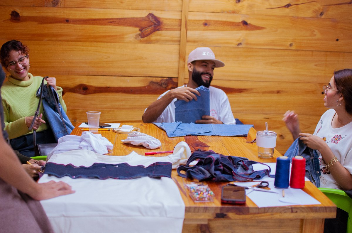 esbaratao_'s tweet photo. En el módulo de Sostenibilidad 1, 2, 3 lxs emprendedores de #GeneracionSustentable 💚💜aprendieron a involucrar la sostenibilidad en sus procesos de producción y creativos ✂️👕 https://t.co/XpAhBP4a4C