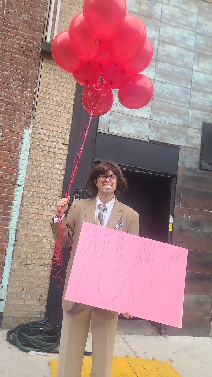 Greetings my name is Nigel Crisp
Maybe my friends and I can make it inside your show tonight? 
<a href="/coldplay/">Coldplay</a>