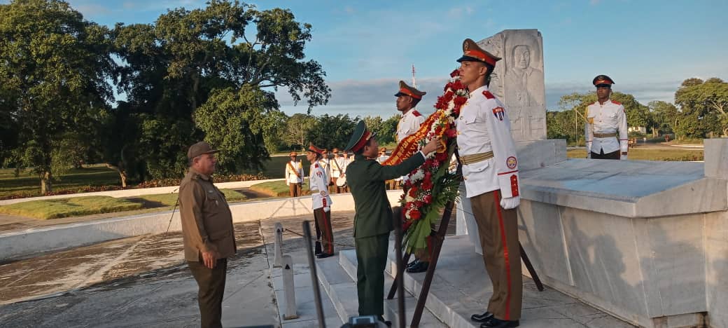 Recibimiento oficial al Coronel General Chin Van Quyet Jefe de la Dirección General de Política de Ejercito Popular de Viet Nam, por el Jefe de la Dirección Política de las FAR General de División Víctor L. Rojo Ramos.
En #Cuba por Vietnam hasta nuestra propia sangre.