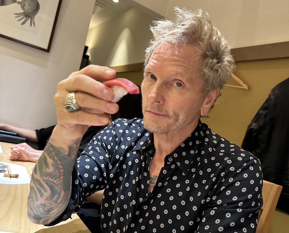 creature_kenny's tweet photo. 🍣SUSHI PARTY🍣

After The Show With @JackBlades &amp; Mollie &amp; @mattsorum At My Fav Store‼️🔥

昨日は終演後、行きつけの『鮨 つま美』で極上江戸前を堪能‼️🍣

みんなめちゃ喜んでくれて良かった‼️
大将、ありがとございました‼️🤩🤘

#tmg #stageclothes #creaturefromtheliving @greed_store https://t.co/vg4EuhdsXV