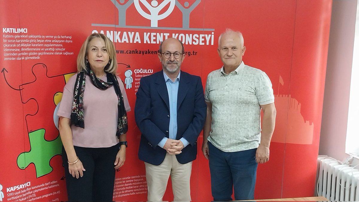Prof.Dr. Kamuran Elbeyoğlu Sirkeci ve Dr. Osman Sirkeci kent konseyi başkanımız Mustafa Coşar'ı ziyaret ederek İzmir'deki sokak emekçileri üzerine çalışmalarını ve deneyimlerini paylaştılar. Teşekkür ederiz.