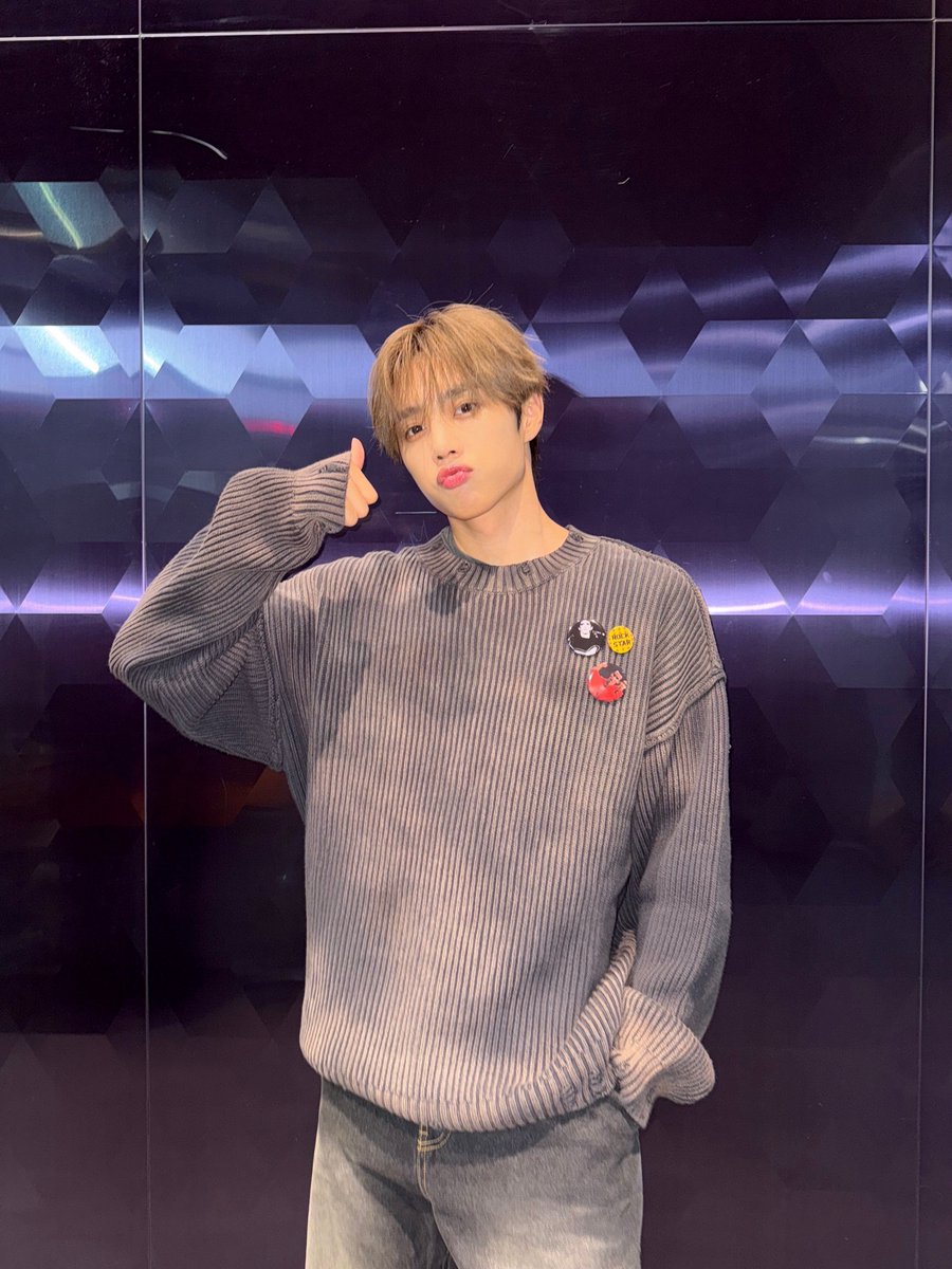 [📸] 더보이즈 선우 아이돌 라디오 DJ 완료🦝 방학을 마치고 돌아온 떤디📆 돌랑이들 너무 보고 싶었어요🩷 함께해서 행복했던 월요일이 되었길 바라요😆

#THEBOYZ #더보이즈
#SUNWOO #선우