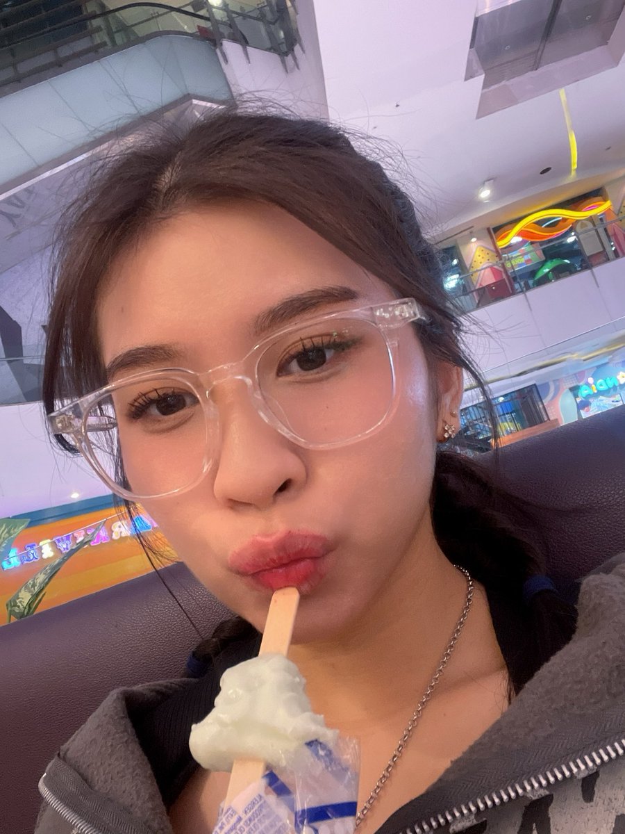 F_OllaJKT48's tweet photo. Cara memakan es krim ramune 🫧 https://t.co/PyYfTb03mF