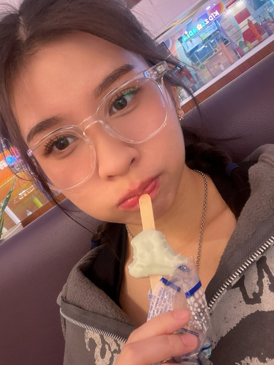 F_OllaJKT48's tweet photo. Cara memakan es krim ramune 🫧 https://t.co/PyYfTb03mF